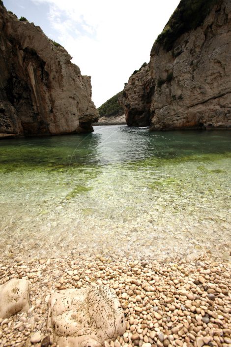 Isola-di-Vis-Baia-Stiniva1©neviodoz